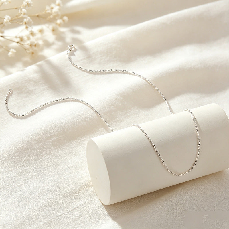 Shimmering chain necklace