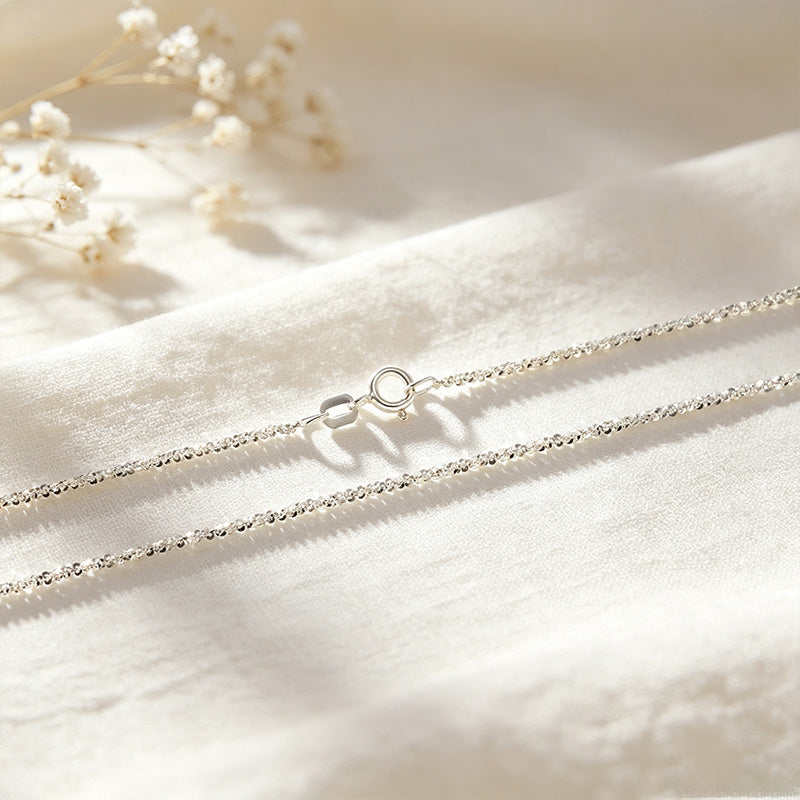 Shimmering chain necklace